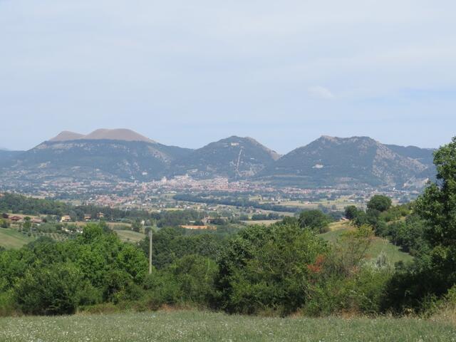 wir blicken zurück nach Gubbio. Gut ersichtlich die Seilbahn die auf den Monte Ingino führt