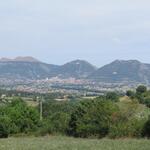 wir blicken zurück nach Gubbio. Gut ersichtlich die Seilbahn die auf den Monte Ingino führt