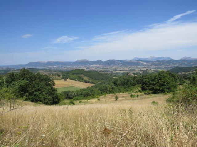 Blick über das Tal von Gubbio nach Gubbio und die dahinter liegende Berge von wo wir gekommen sind