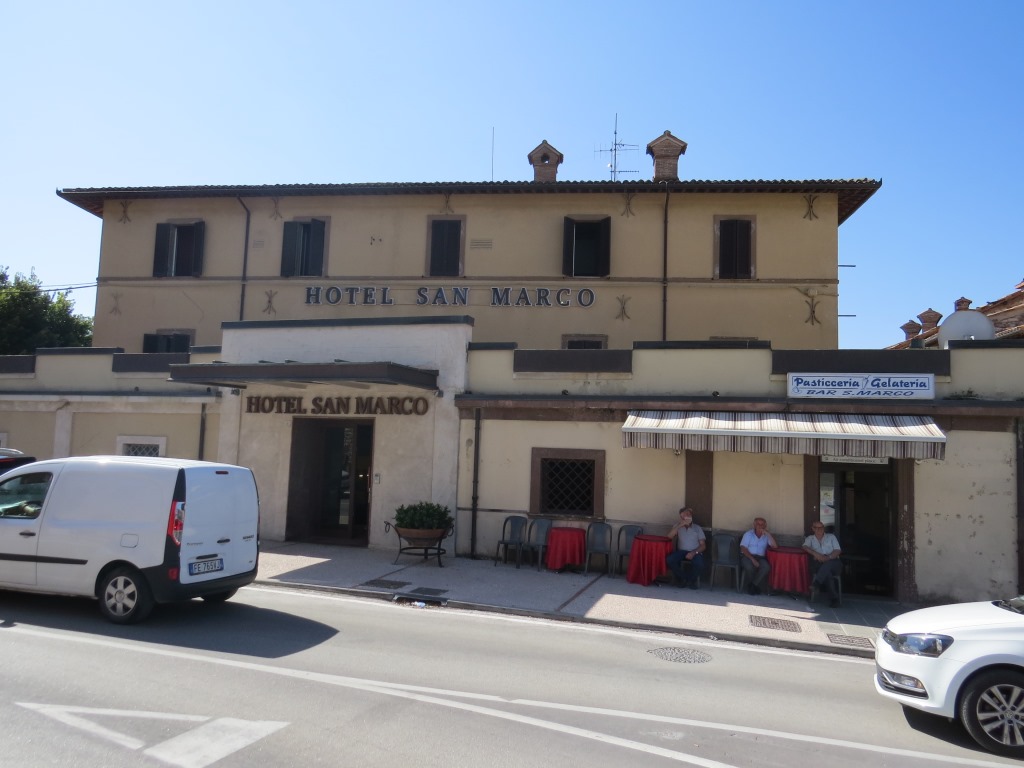 ...zum Hotel San Marco in Gubbio zurück. Wir lassen die Rücksäcke im Hotel...