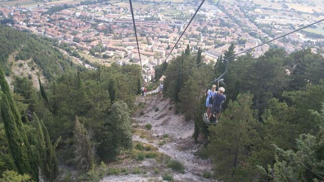 eine ganz spezielle Luftseilbahn. Man steht in schmalen luftigen Körbe