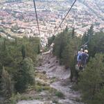 eine ganz spezielle Luftseilbahn. Man steht in schmalen luftigen Körbe