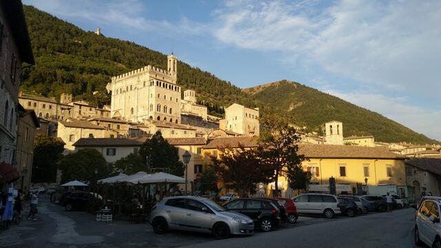 bei Sonnenuntergang laufen wir durch die Altstadt von Gubbio