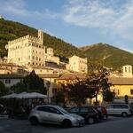 bei Sonnenuntergang laufen wir durch die Altstadt von Gubbio