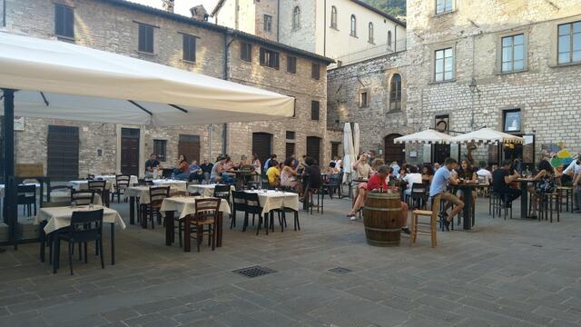 auf der Piazza Bosone in der Osteria del Re, geniessen wir im freien das sehr gute Abendessen