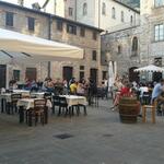 auf der Piazza Bosone in der Osteria del Re, geniessen wir im freien das sehr gute Abendessen