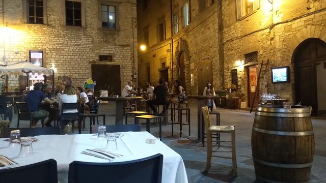 wir geniessen den letzten Abend in Gubbio. Es ist schon dunkel als wir zum Hotel aufbrechen