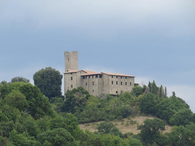 Blick zurück zum Schloss das im Mittelalter die Grenze zwischen Gubbio und Perugia überwachte