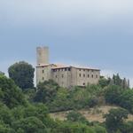 Blick zurück zum Schloss das im Mittelalter die Grenze zwischen Gubbio und Perugia überwachte