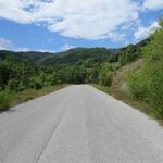 auf einer stillgelegten Asphaltstrasse geht es rasch aber an der glühenden Sonne ausgesetzt weiter