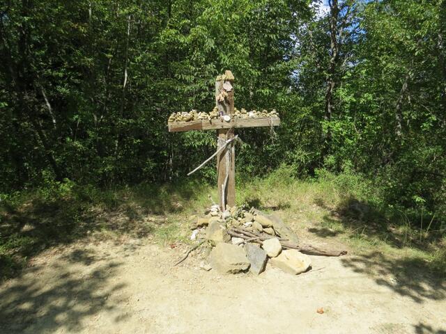 bei einer Waldlichtung erreichen wir ein Kreuz...