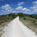 nach einer kurzen Pause bei der Kirche wandern wir weiter Richtung Valfabbrica