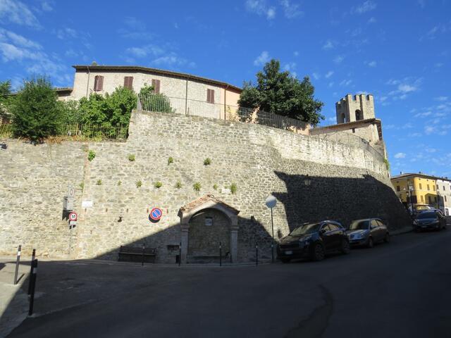 an der alten Stadtmauer von Valfabbrica führt der Weg leicht bergab ortsauswärts