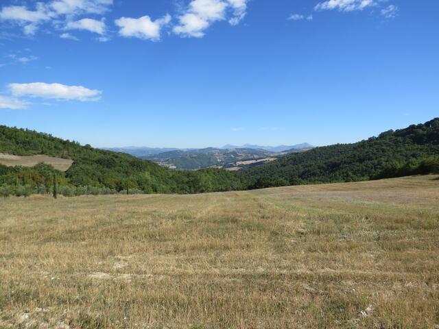 ...macht uns hier aufmerksam, das weit vorne am Horizont Assisi erkennbar ist