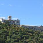 wir überqueren auf eine historische Brücke den Fluss Tescio und schauen hinauf zur Basilika