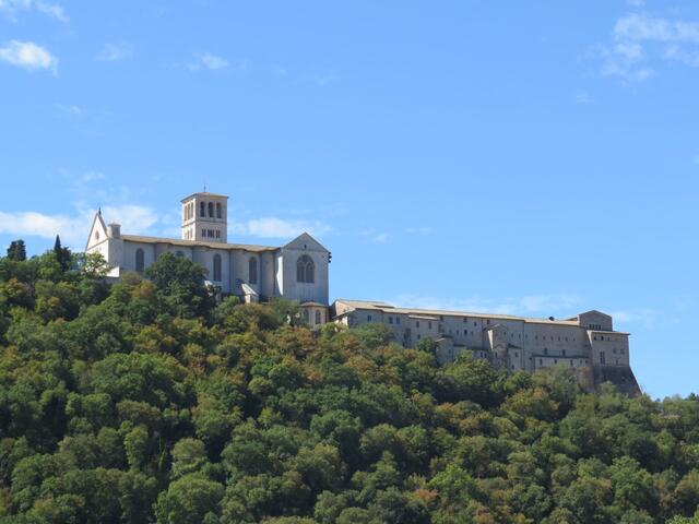 wir überqueren auf eine historische Brücke den Fluss Tescio und schauen hinauf zur Basilika