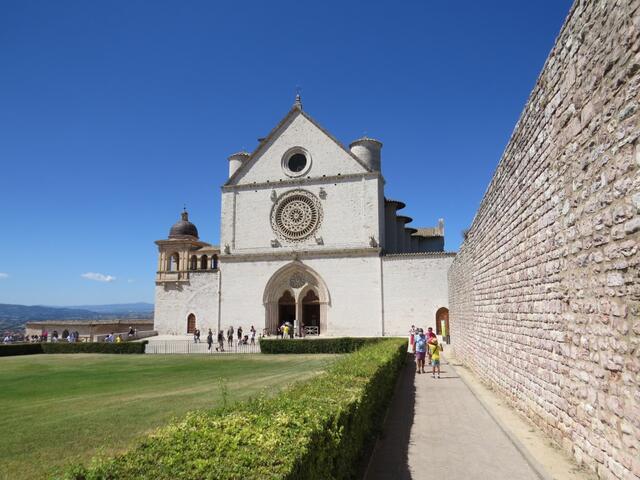 ...und gleichzeitig die wunderschöne Basilika San Francesco