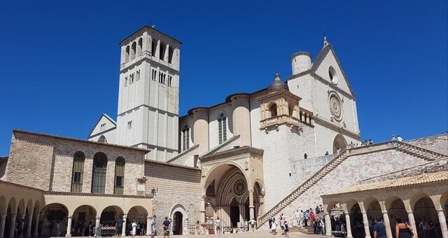 die Basilika San Francesco mit den Eingängen zur Unter- und Oberkirche