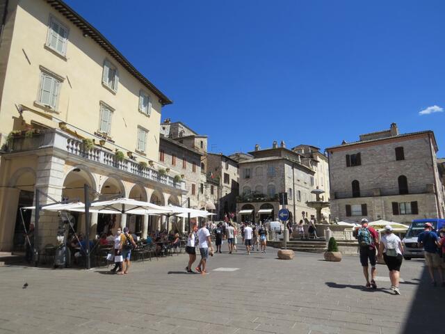 ...bis zur Piazza del Comune...