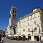 ...mit der Kirche Santa Maria sopra Minerva und Torre del Popolo