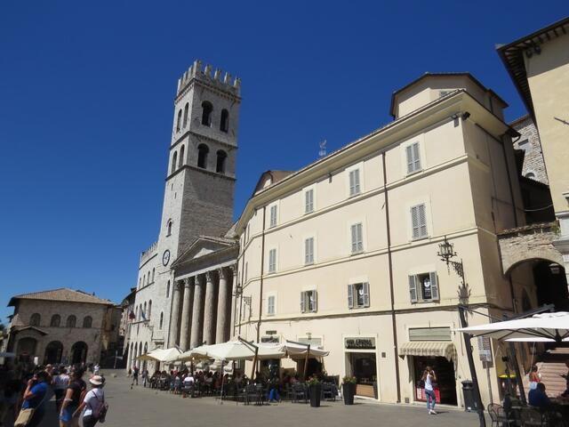 ...mit der Kirche Santa Maria sopra Minerva und Torre del Popolo