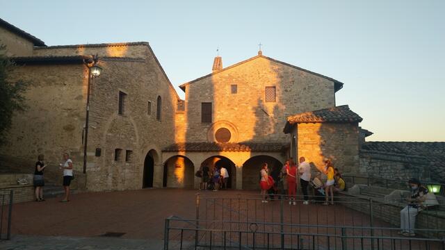 gerade als wir in San Damiano nach der Abendmesse ins freie treten, geht die Sonne unter