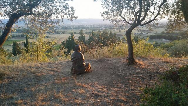 die sehr schöne betende Bronzestatue von San Francesco...