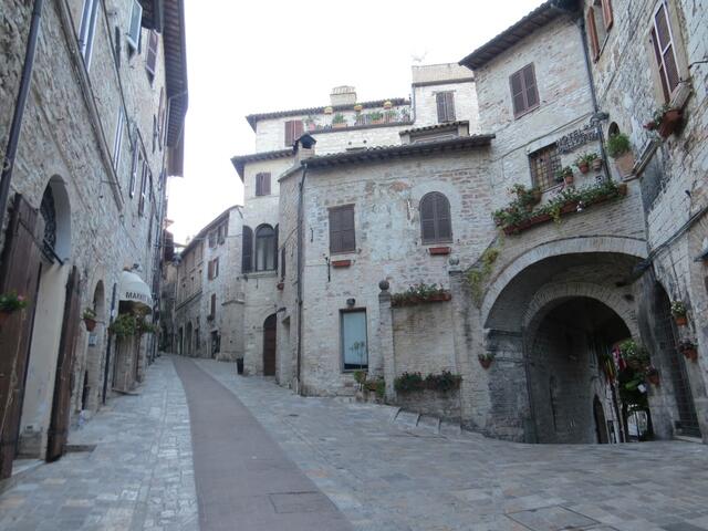 wir laufen durch die Altstadt von Assisi die UNESCO Weltkulturerbe ist. So früh am Morgen ist noch niemand unterwegs