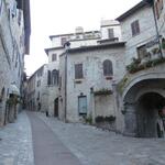 wir laufen durch die Altstadt von Assisi die UNESCO Weltkulturerbe ist. So früh am Morgen ist noch niemand unterwegs