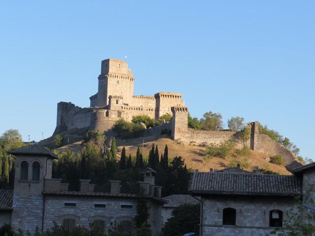 wir blicken hinauf zur mittelalterlichen Festung Rocca Maggiore