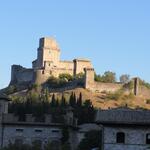 wir blicken hinauf zur mittelalterlichen Festung Rocca Maggiore