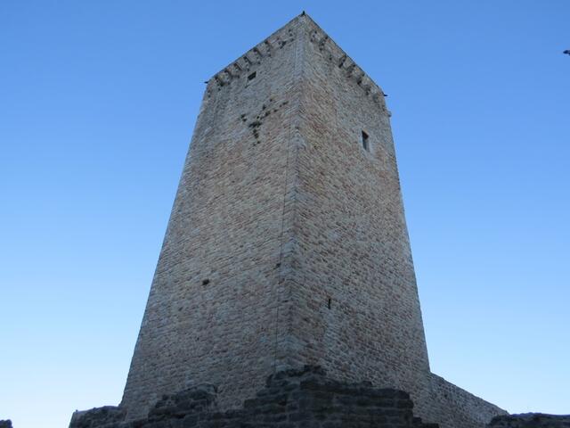 Blick hinauf zum zentralem Turm der Rocca Minore 1360 erbaut