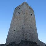 Blick hinauf zum zentralem Turm der Rocca Minore 1360 erbaut