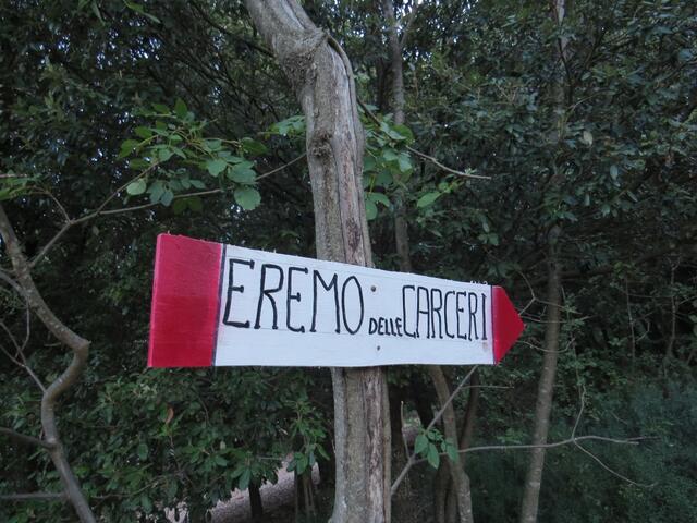 wir wandern zum ersten Höhepunkt vom heutigen Wandertag der Eremo delle Carceri