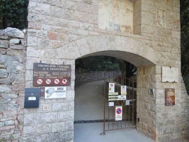 wir erreichen den Eingang des Kloster Eremo delle Carceri di San Francesco