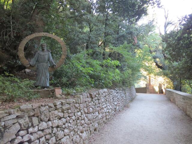 auf dem Weg zum Kloster empfängt uns eine schöne Bronzestatue von San Francesco
