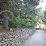 auf dem Weg zum Kloster empfängt uns eine schöne Bronzestatue von San Francesco