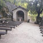 eine kleine Kirche im freien ist auch vorhanden