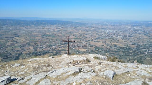 wir erreichen die traumhafte Aussichtsplattform mit Holzkreuz von Sasso Piano