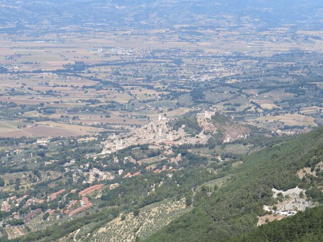 tief unter uns erkennen wir Assisi