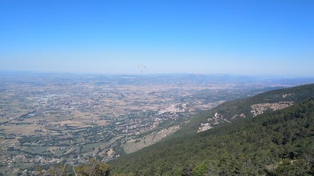 wir blicken hinunter auf die Ebene um Assisi
