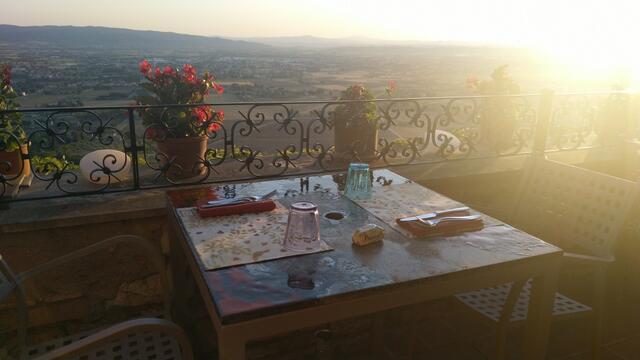 auf der aussichtsreichen Terrasse vom Ristorante Le Terrazze di Properzio, geniessen wir ein traumhaftes Abendessen