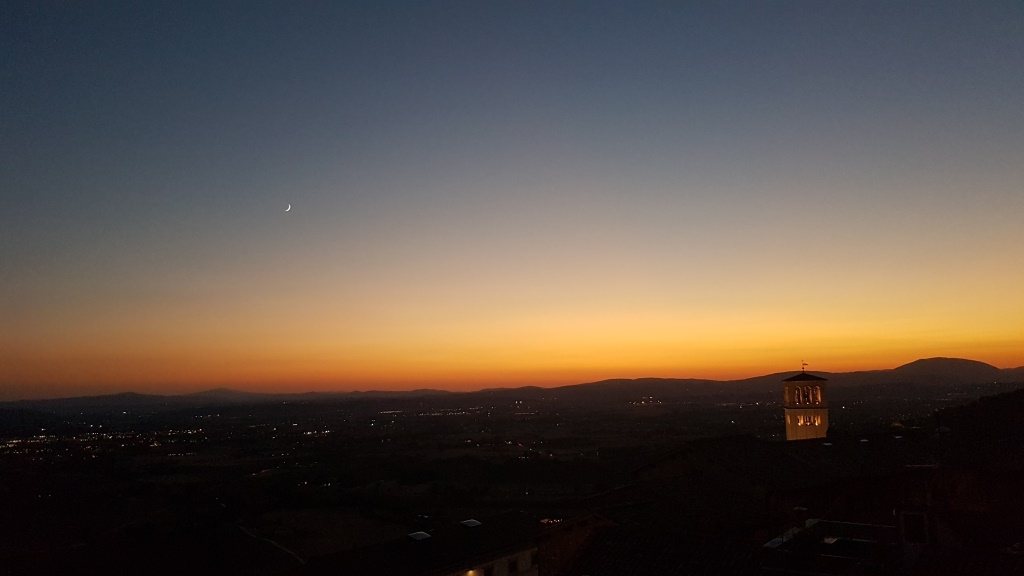 während dem Nachtessen geniessen wir diesen traumhaften Sonnenuntergang und die schön beleuchtete Basilika San Francesco