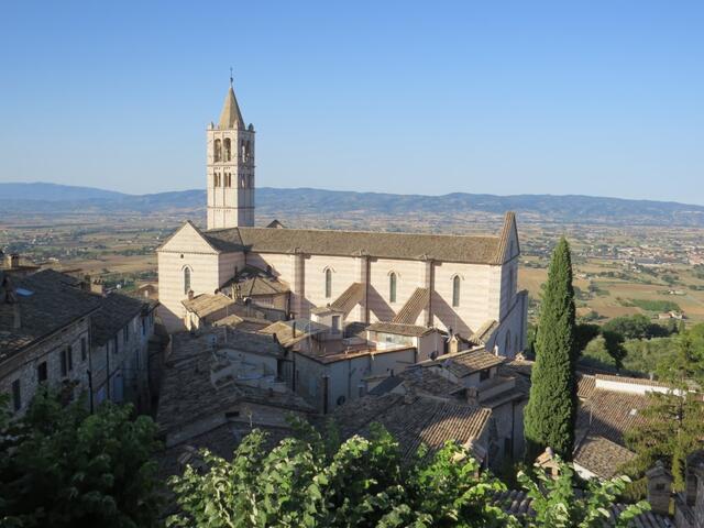 von der Altstadt schauen wir hinunter zur Basilika Santa Chiara unser nächstes Ziel