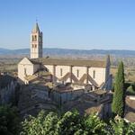 von der Altstadt schauen wir hinunter zur Basilika Santa Chiara unser nächstes Ziel