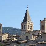 über den Dächer der Altstadt erkennen wir den Glockenturm der Chiesa di Sant'Andrea