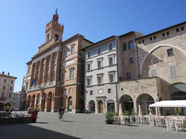 wir erreichen die schöne Piazza della Republica mit dem Palazzo Comunale