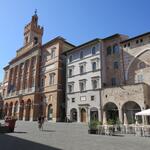 wir erreichen die schöne Piazza della Republica mit dem Palazzo Comunale