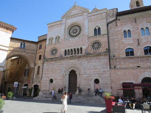 direkt neben der Kathedrale di San Feliciano im Antico Caffè della Piazza haben wir eine Kaffeepause eingelegt