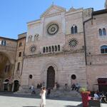 direkt neben der Kathedrale di San Feliciano im Antico Caffè della Piazza haben wir eine Kaffeepause eingelegt